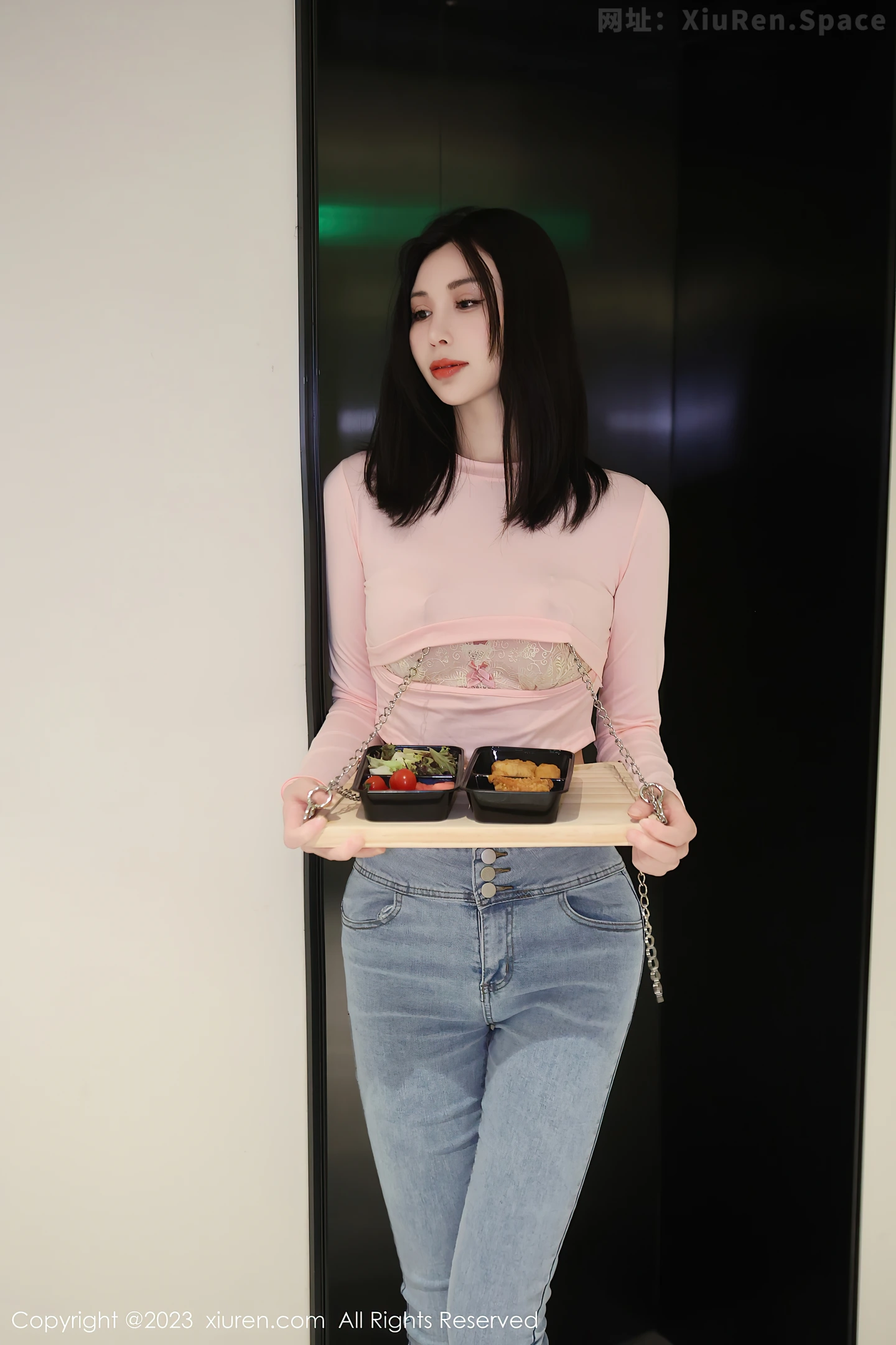 图片[2]-[XiuRen秀人网] VOL.6992 模特王曼柔粉色衣配牛仔裤露粉色蕾丝内衣秀曼妙身姿诱惑写真82P-秀人网官方网站